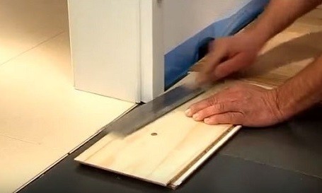 Как аккуратно уложить ламинат возле дверей и труб коммуникаций?